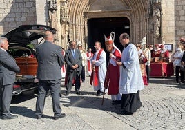 Momento de la entrada del féretro de Peña en la iglesia de San Lesmes.