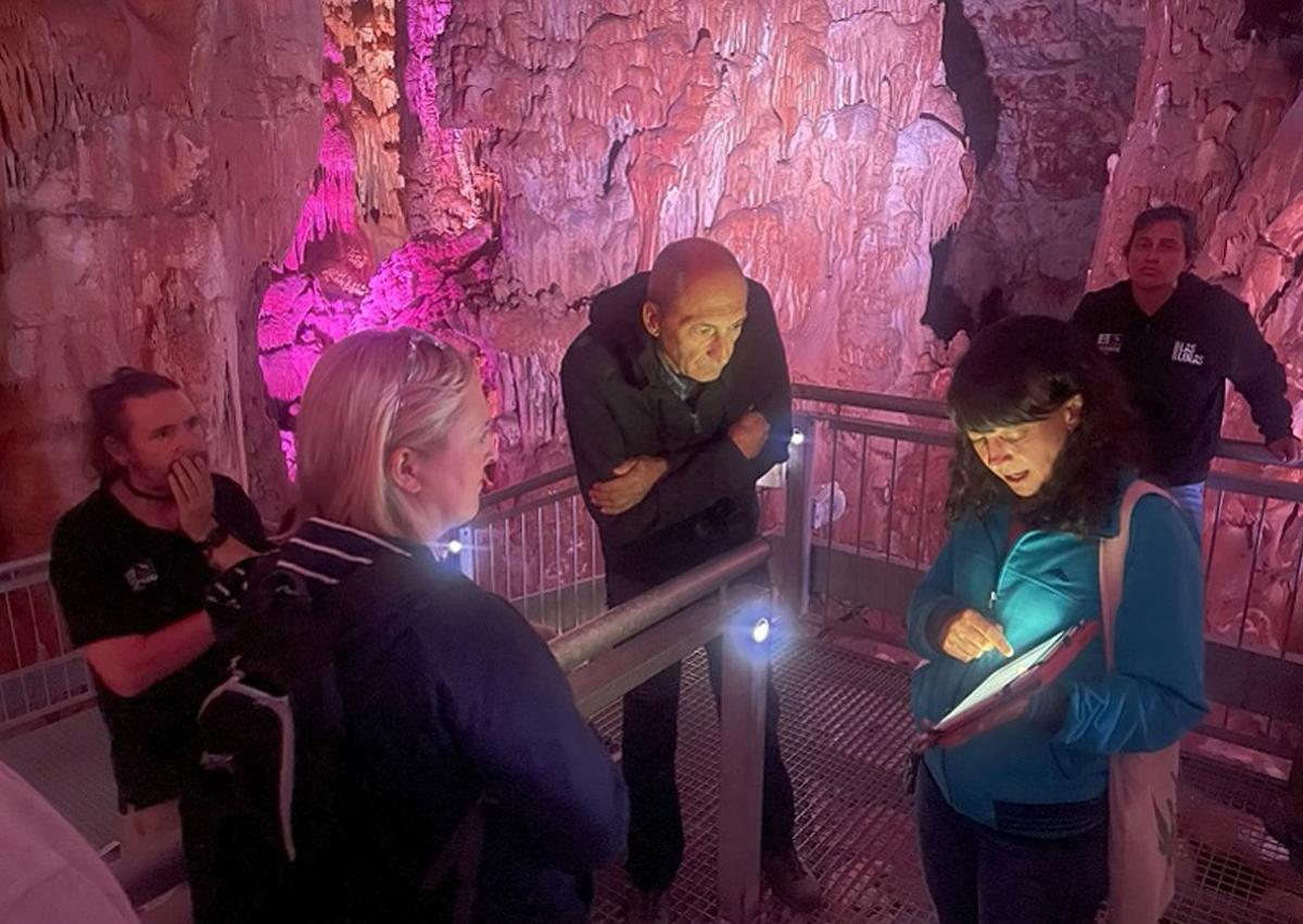 Imagen secundaria 1 - Arriba, visita a la Ermita Rupestre de Olleros de Pisuerga; Cueva de los Franceses, abajo a la izquierda, y el Espacio Natural de las Tuerces (a la derecha); 