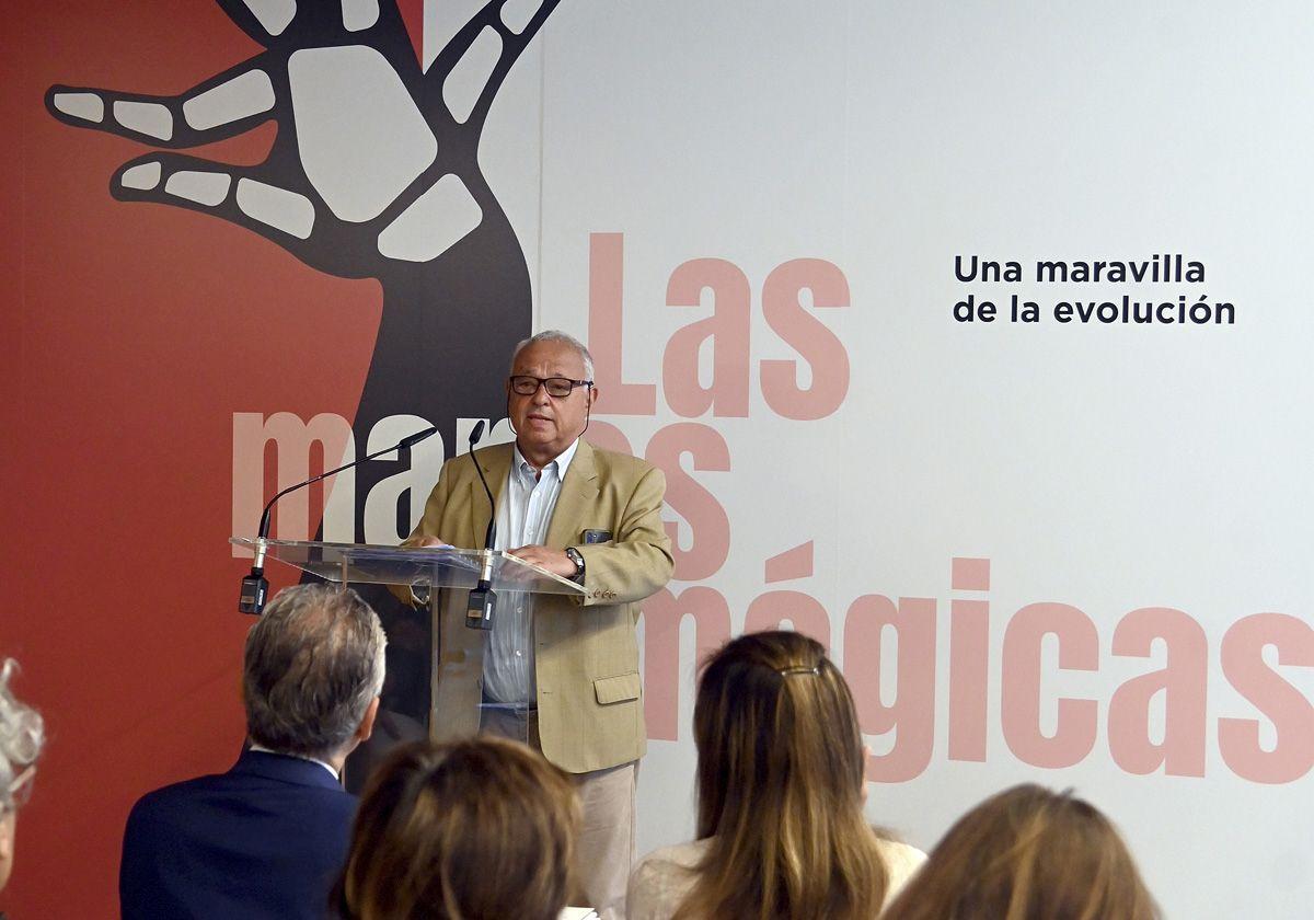 El consejero de Cultura, Turismo y Deporte, Gonzalo Santonja, en la inauguración de la exposición.