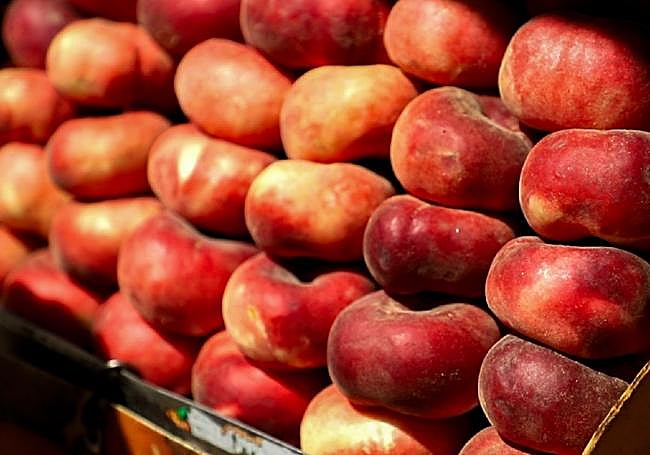 Nectarinas de temporada en el mercado en Burgos.