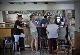 Vecinos de Quintanilla de las Viñas en la cantina.