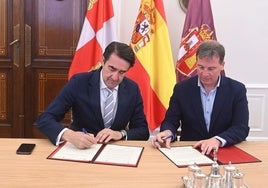 Juan Carlos Suárez-Quiñones, consejero de Medio Ambiente, Vivienda y Ordenación del Territorio de la Junta, y Borja Suárez, presidente de la Diputación, durante la firma del protocolo.