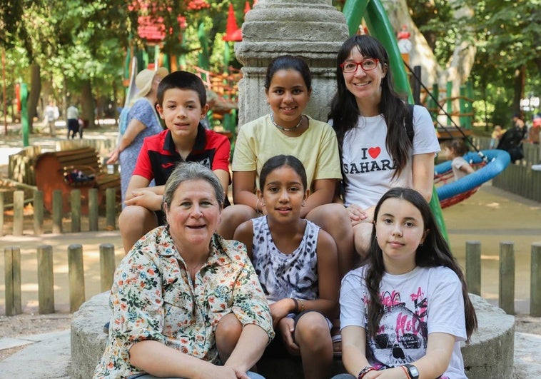 Las niñas saharauis, Leila y Asuja (centro) posan junto a sus familias de acogida burgalesas