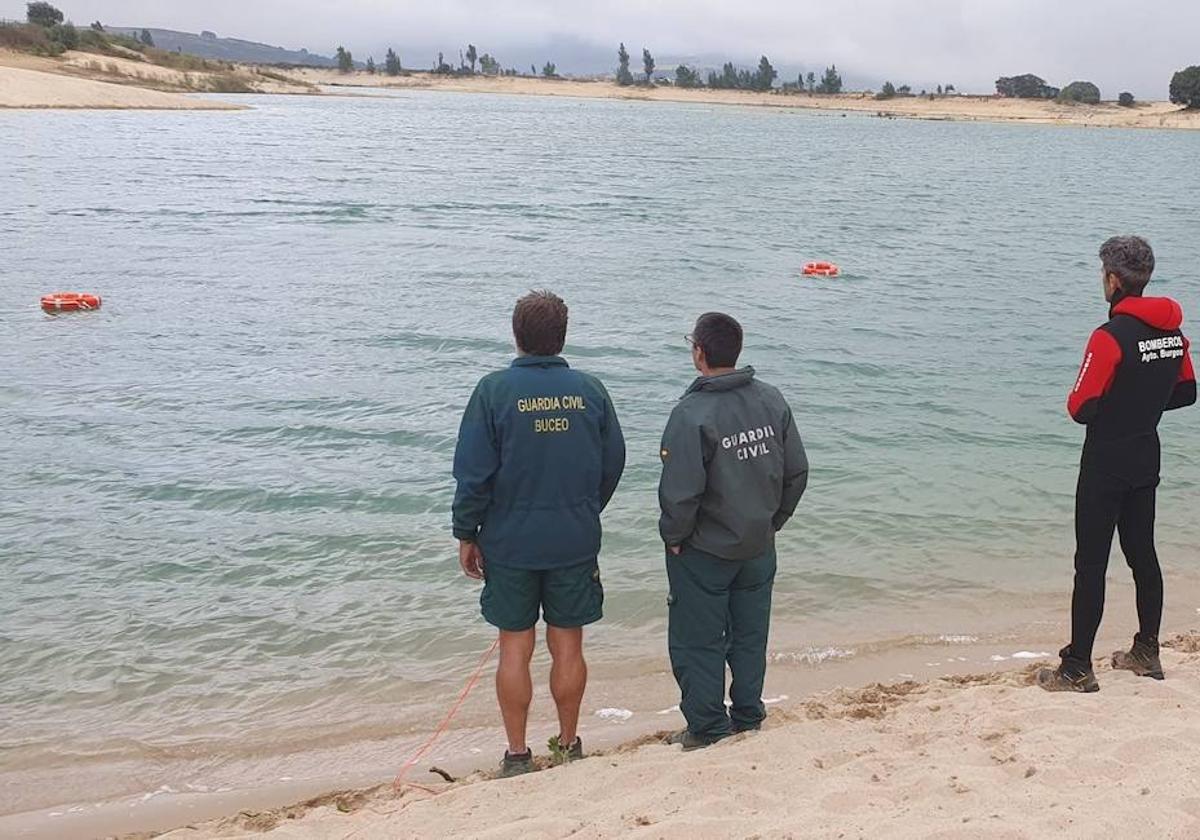 Los servicios de empergencias en la playa del Embalse del Ebro, en Arija, Burgos.