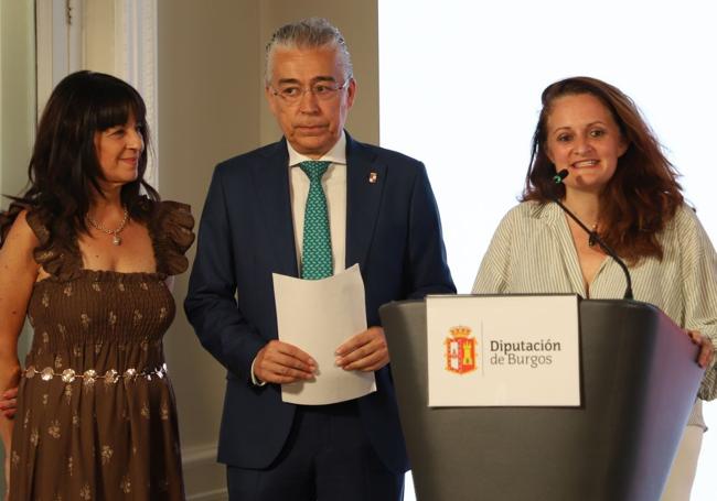 De izquierda a derecha, Inmaculada Sierra, diputada del Gobierno de Burgos; Roberto Saiz, delegado de Burgos de la Junta de CyL y Cristina Izquierdo, directora artística de +FIMUC.