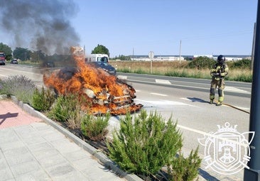 Arde un coche en la N-120 en Castañares