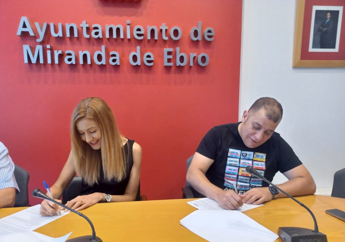 Imagen principal - La alcaldesa y Pepe Rey firman el convenio de colaboración con la Asociación de Hosteleros Altamira