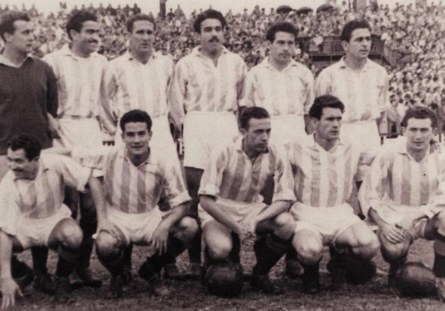 Formación de la temporada 1949-50, con Saso, Lesmes I, Babot, Lesmes II, Ortega y Lasala de pie, y Revuelta, Coque, Vaquero, Aldecoa y Juanco agachados