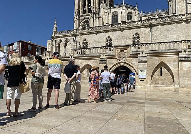 Gente esperando para comprar la entrada de la Catedral de Burgos