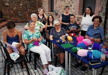 Generaciones unidas, las mujeres de un pueblo de Burgos embellecen sus calles con ganchillo