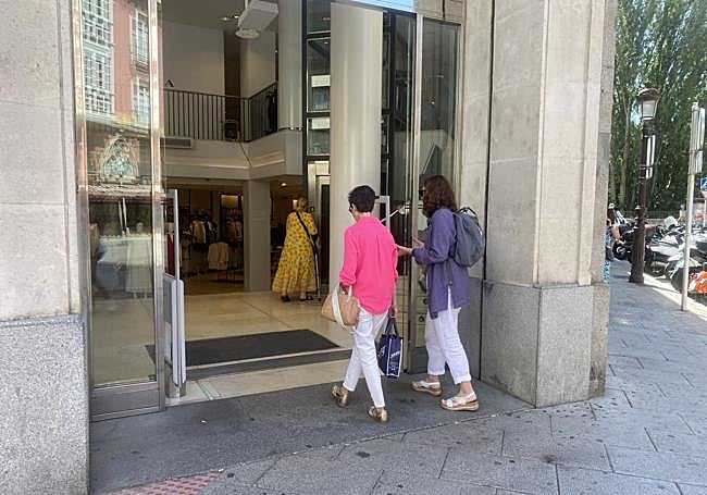 Mujeres entrando a una tienda de Burgos
