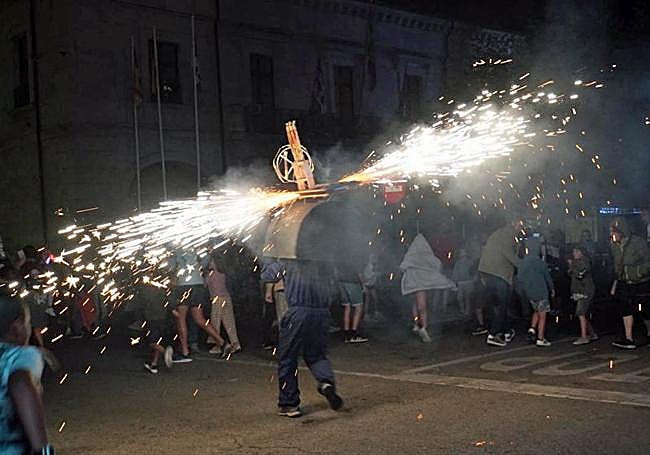 Toro de fuego durante las fiestas patronales de la localidad.