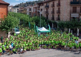 Foto grupal de los participantes en la marcha contra el cáncer de Huerta de Rey.