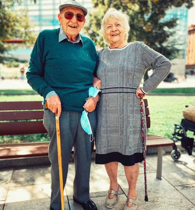 Juanjo y Adita paseando por las calles de Burgos, la ciudad que vio crecer su amor.