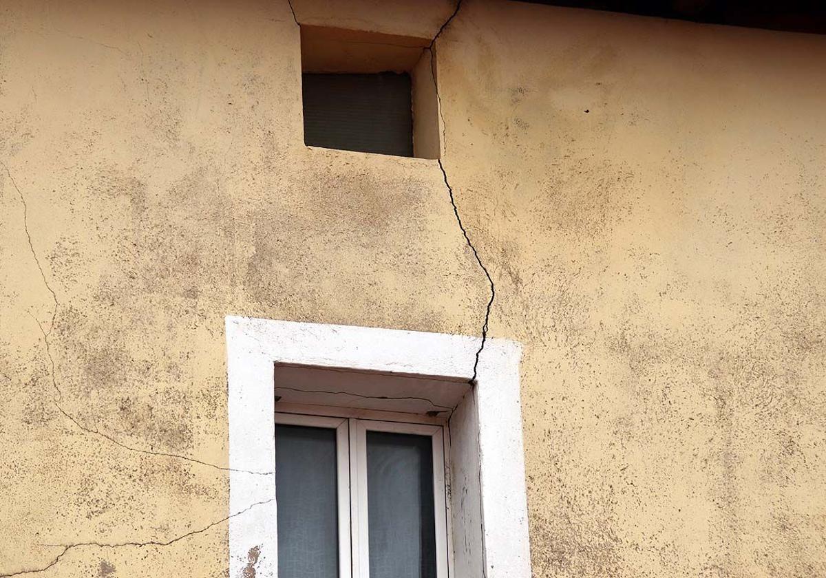 Grietas en una casa del barrio de Villatoro.