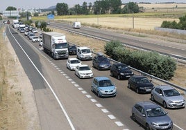 Tráfico intenso en una carretera burgalesa.