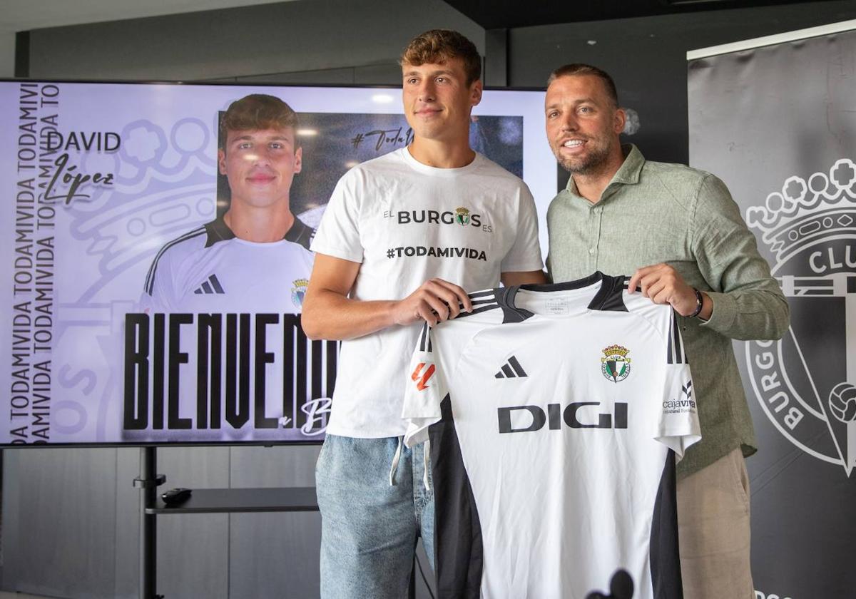 David López sostiene junto a 'Michu' la camiseta de Burgos CF.