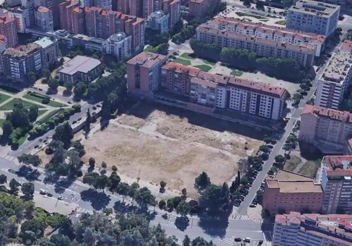 Parcela del antiguo hospital de Burgos y edificio del centro de Especialidades, a la derecha.