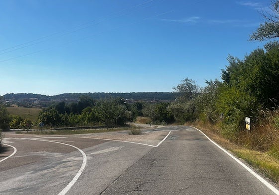 Cruce de la carretera de Cortes con el acceso al acceso a la BU-11 y al Bulevar.