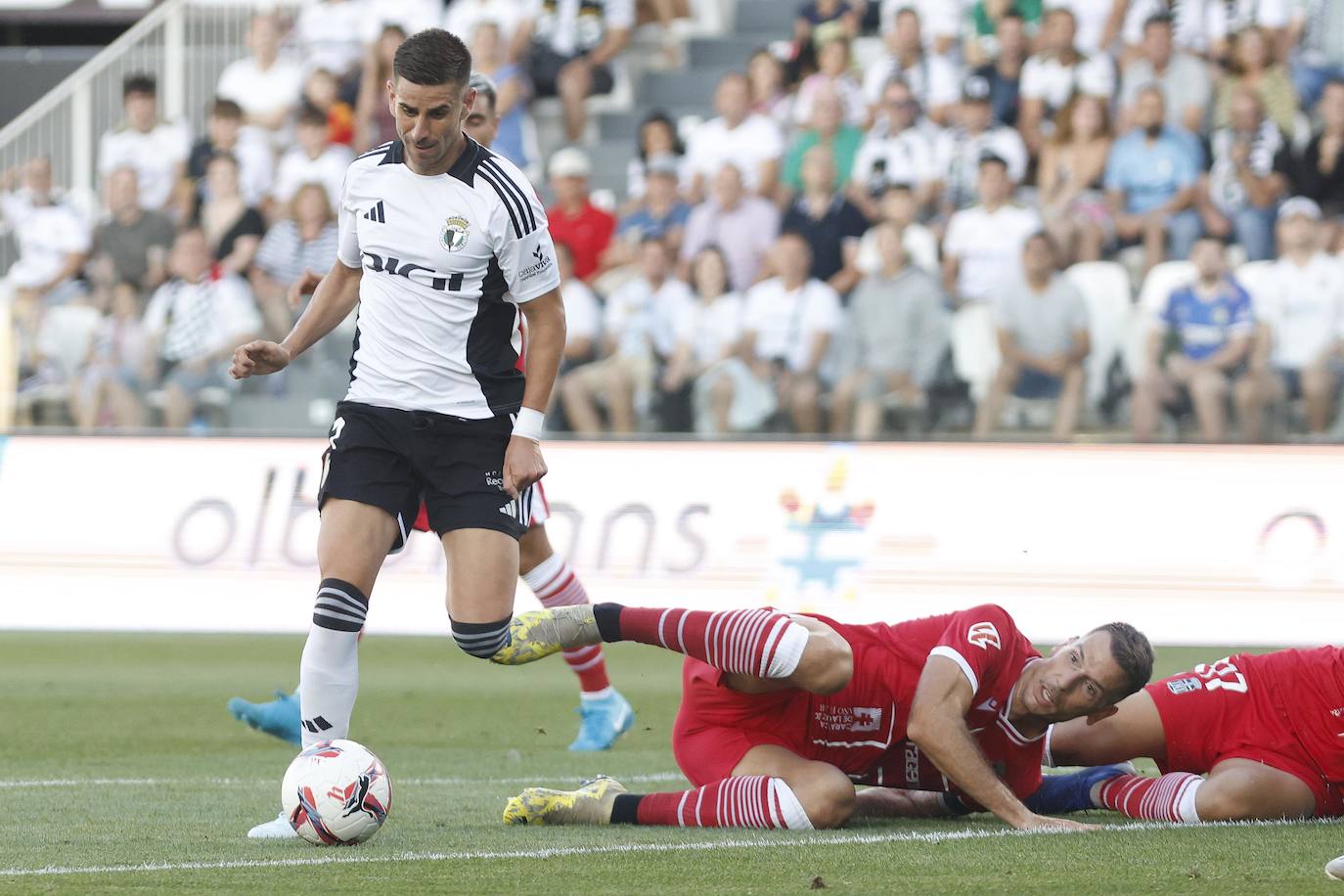 EL Burgos remonta y se lleva la primera victoria