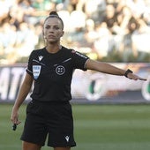 Marta Huerta de Aza, la primera árbitra del fútbol profesional, se estrena en Burgos