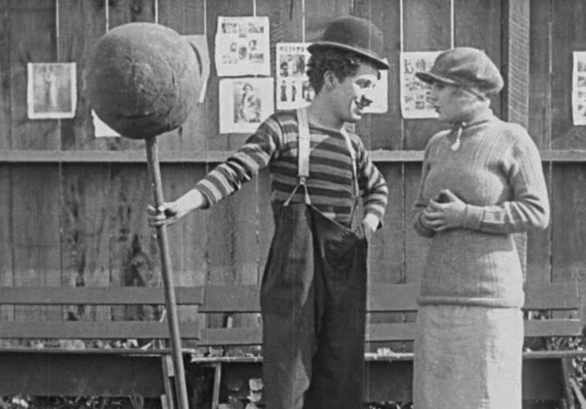 Charles Chaplin protagoniza 'El campéon de boxeo'.