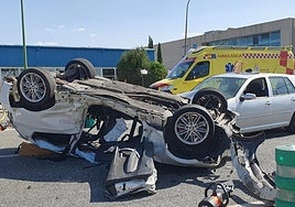 Uno de los vehículos ha quedado totalmente destrozado.