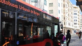 Viajeros montan en un autobús urbano en Burgos.