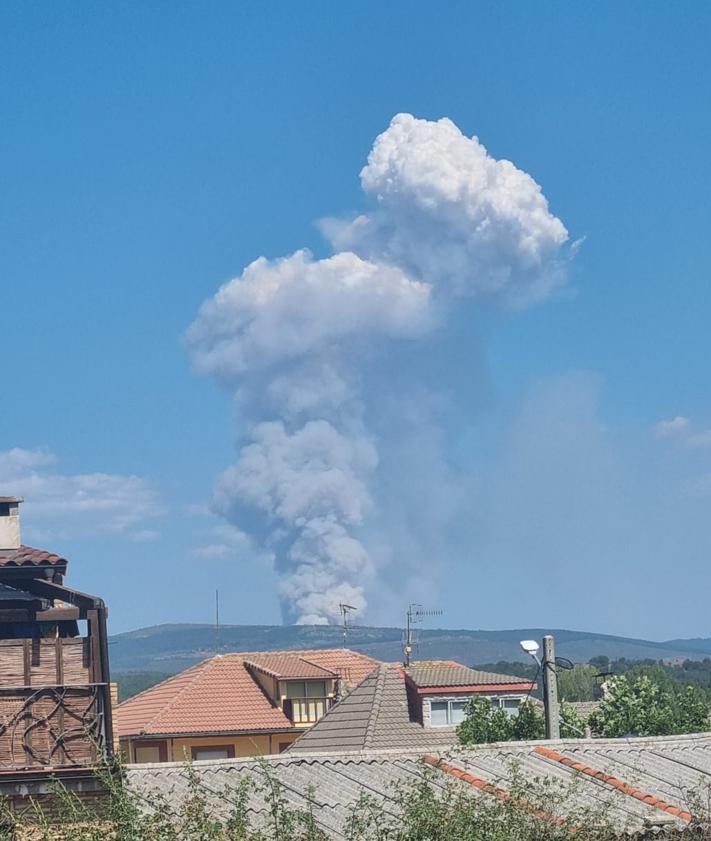 Imagen secundaria 2 - Frenan el avance de las llamas en Monterrubio de La Demanda