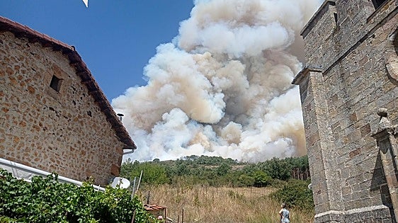 Frenan el avance de las llamas en Monterrubio de La Demanda