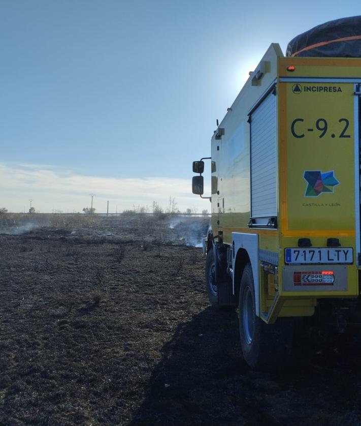 Imagen secundaria 2 - Medios de extinción trabajando contra el fuego. 