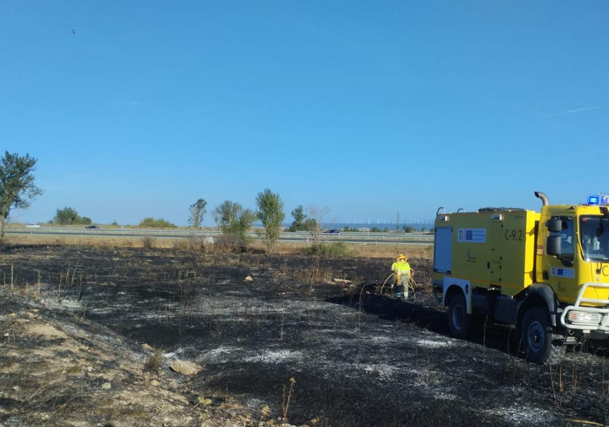 Imagen principal - Medios de extinción trabajando contra el fuego. 