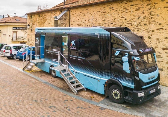 El camión que hace las veces de oficina bancaria móvil en el medio rural.