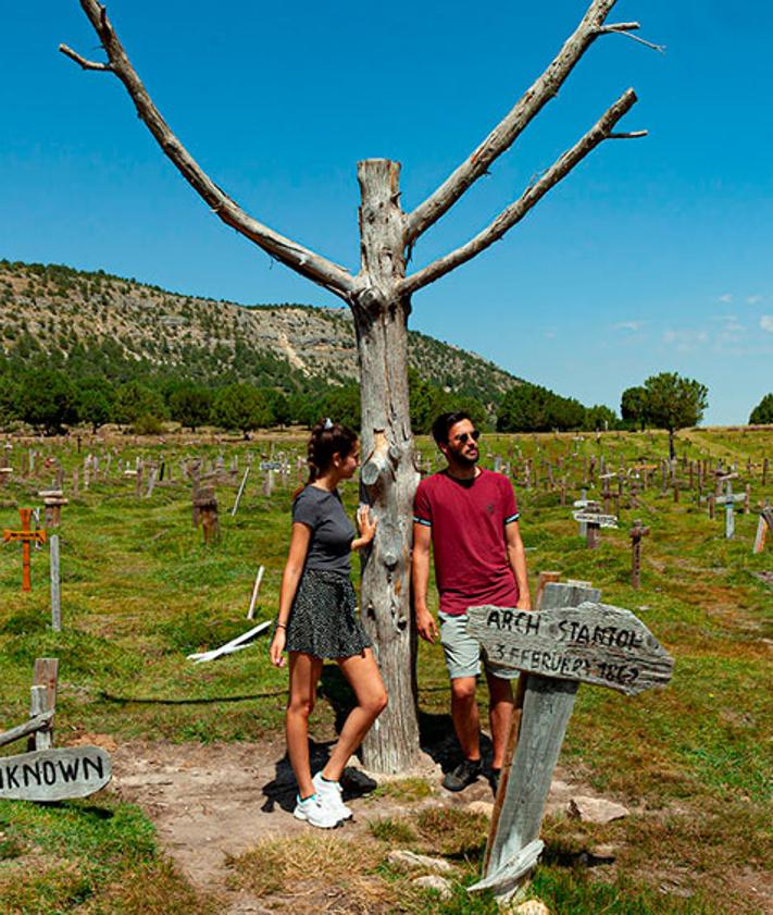 Imagen secundaria 2 - Monasterio de San Pedro de Arlanza y cementerio de Sad Hill, escenarios de rodaje de 'El bueno, el feo y el malo'.