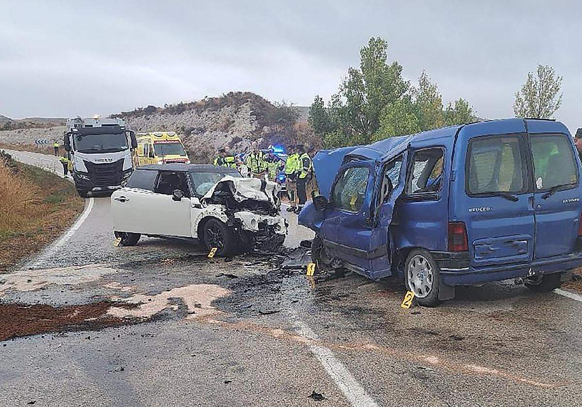 Imagen del estado en el que han quedado los vehículos tras el accidente.