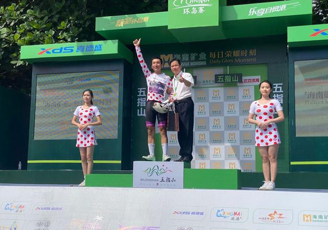 Jambaljamts Sainbayar, con el maillot blanco y rojo de la montaña.