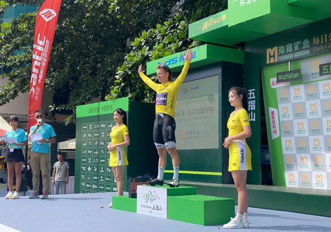 Aaron Gate, nuevo líder y maillot amarillo de la carrera.