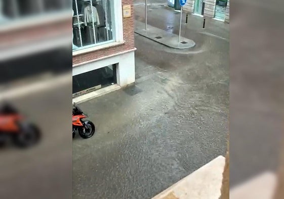 Fotograma de un vídeo con la lluvia por las calles de Aranda.