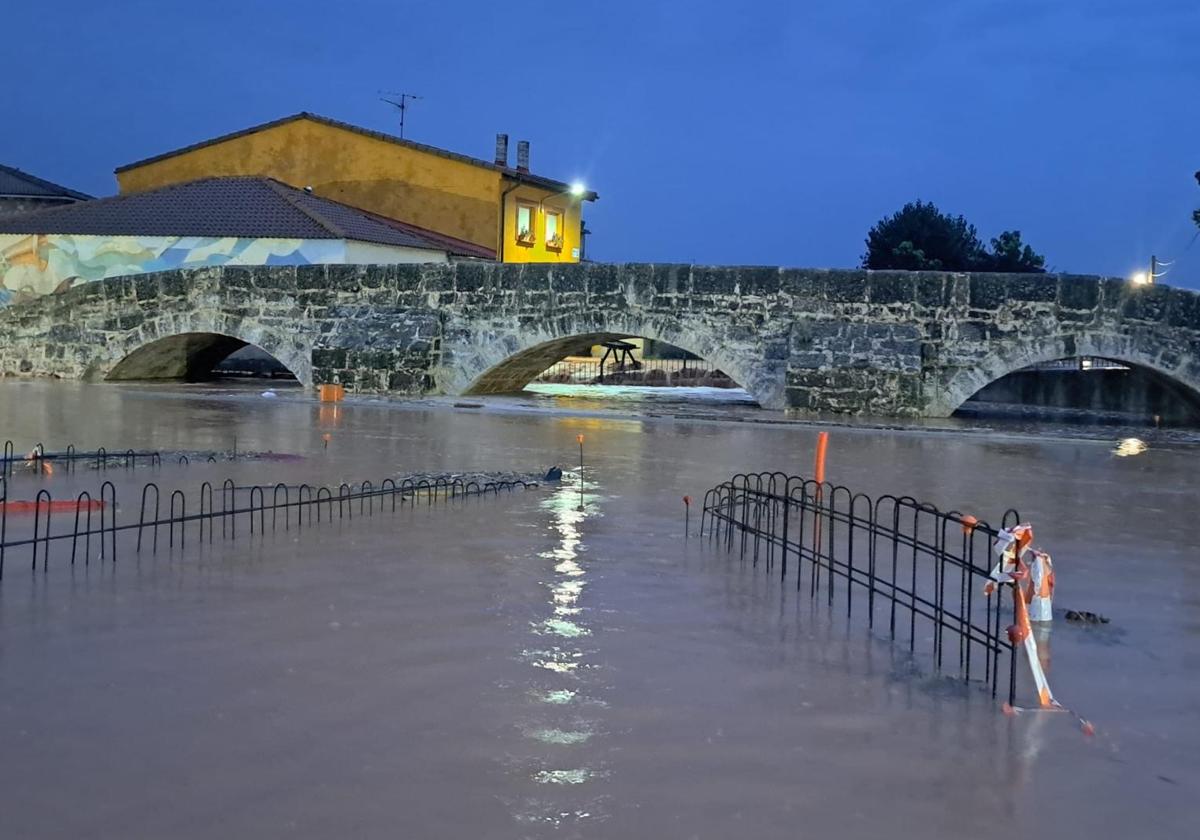 El río Cogollos se desborda a su paso por Villangómez.