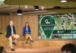 Carmen Hernando, responsable de Cohesión Social y Medio Ambiente de la Fundación Caja de Burgos, y Carlos Niño, concejal de Medio Ambiente del Ayuntamiento de Burgos.