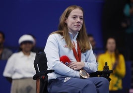 Marta Fernández en el podio con la medalla de bronce.