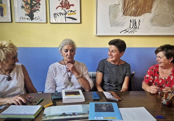 De izquierda a derecha: Soledad Benito, Chus Barcina, Pilar Maestu, Lourdes Sastre, miembros de la Coordinadora por la Recuperación de la Memoria Histórica de Burgos.