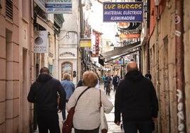 Gente paseando por la calle San Lorenzo