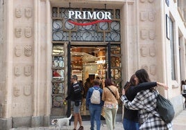 Gente entrando a la nueva tienda de Primor en Burgos