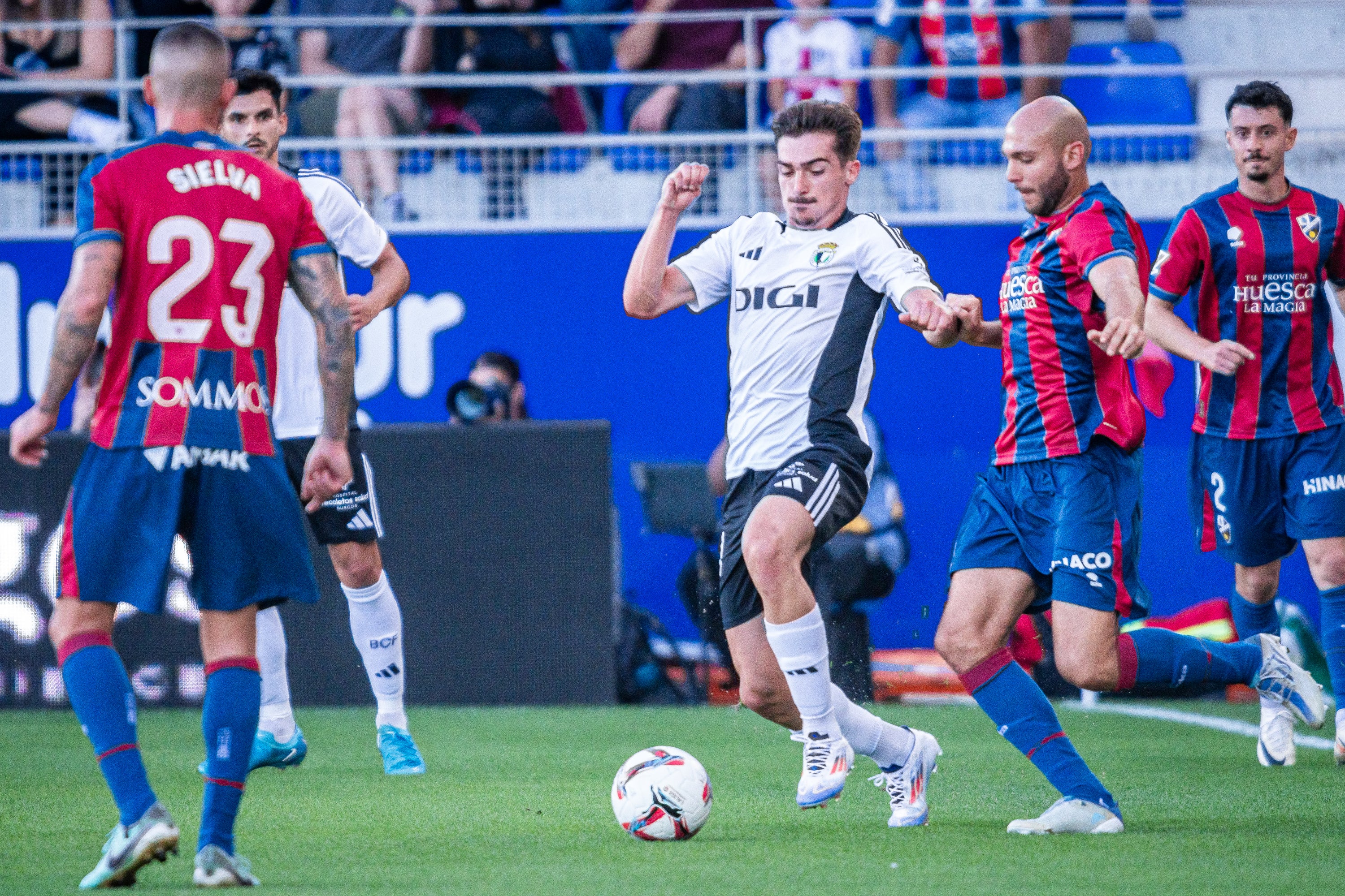 Así ha sido, en imágenes, la victoria del Burgos CF en Huesca