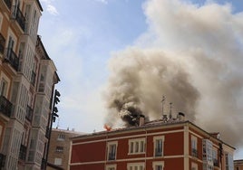 El humo visible en el tejado del edificio.