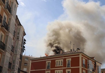 Arde el tejado de un edificio frente a la Catedral de Burgos