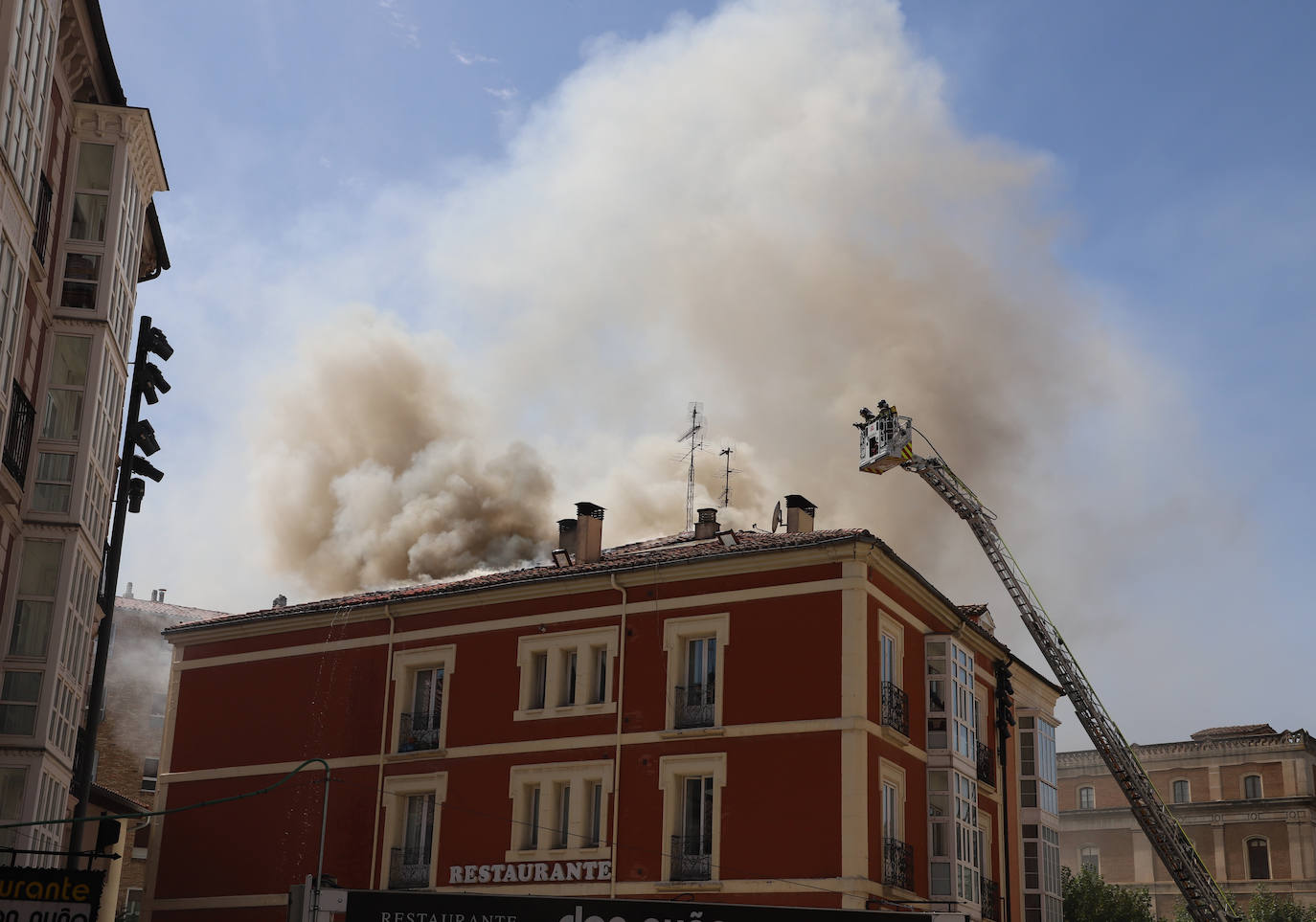 Así fue el incendio de un edificio en el centro de Burgos