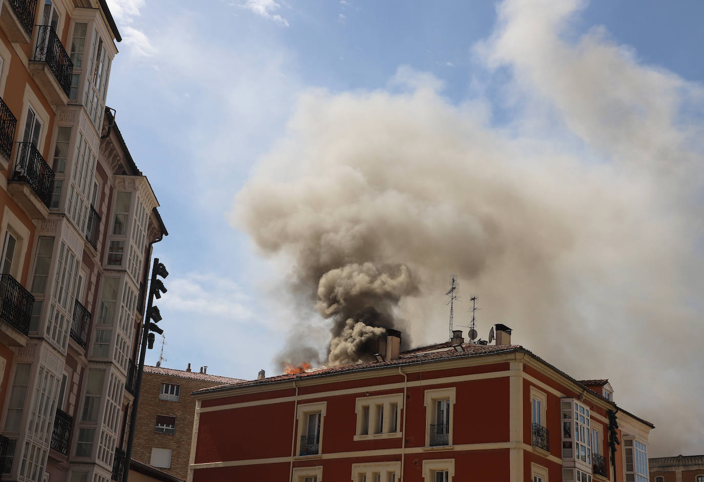 Así fue el incendio de un edificio en el centro de Burgos