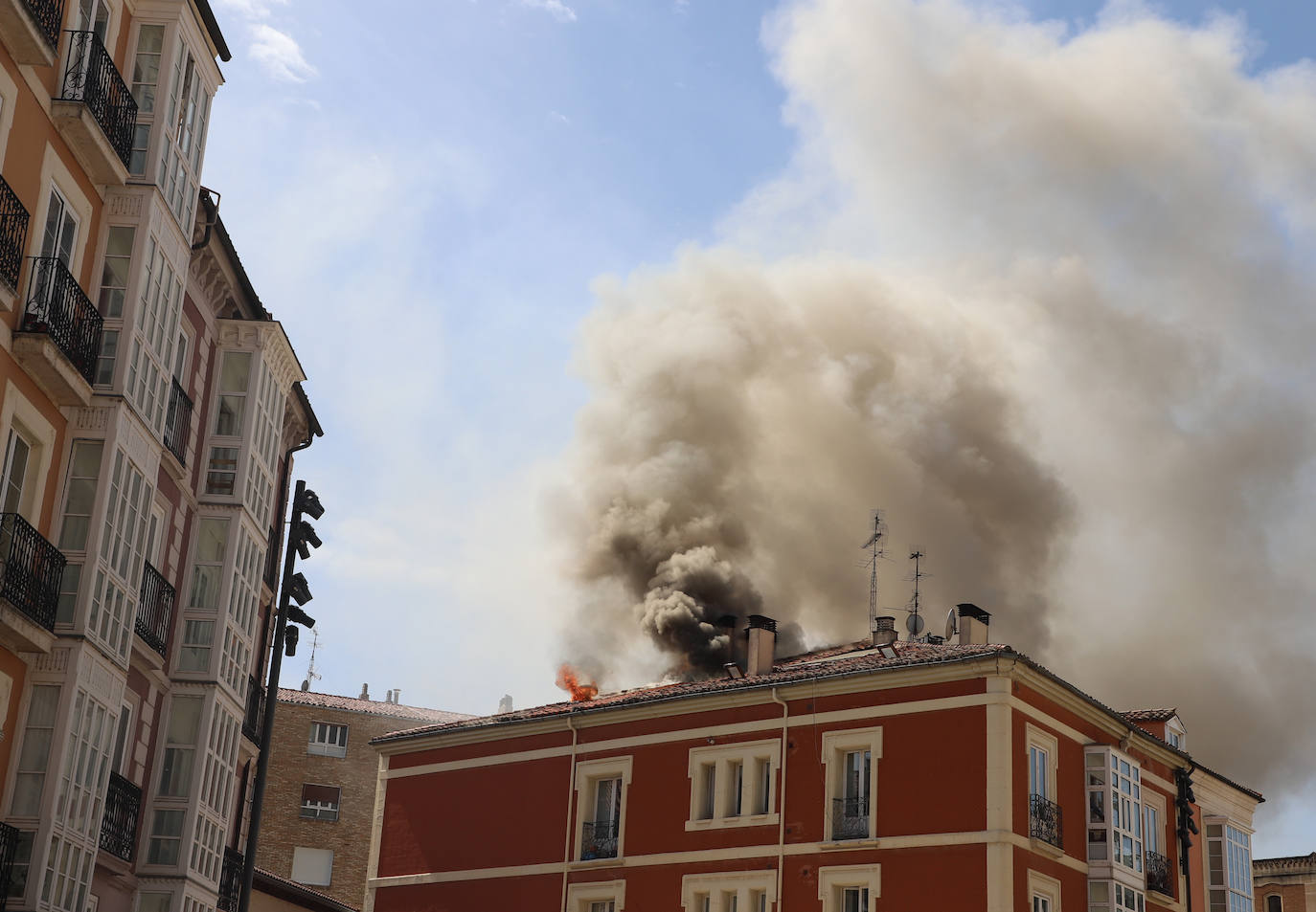 Así fue el incendio de un edificio en el centro de Burgos